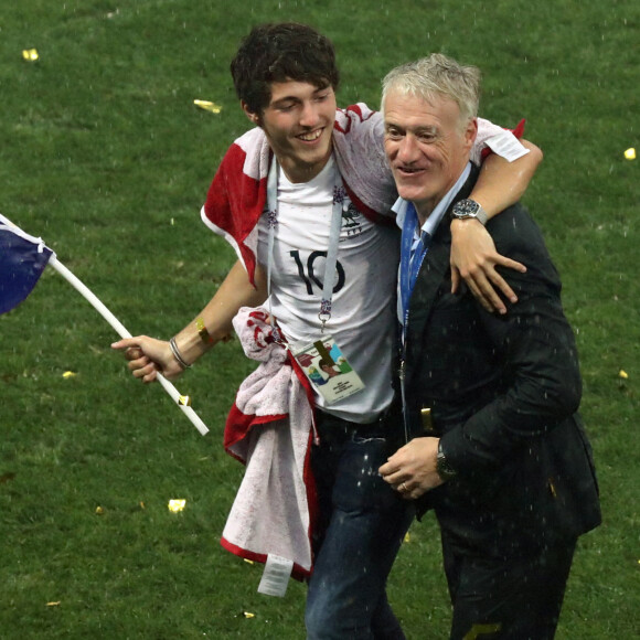 Didier Deschamps et son fils Dylan - L'équipe de France sur la pelouse du stade Loujniki après leur victoire sur la Croatie (4-2) en finale de la Coupe du Monde 2018 (FIFA World Cup Russia2018), le 15 juillet 2018. 