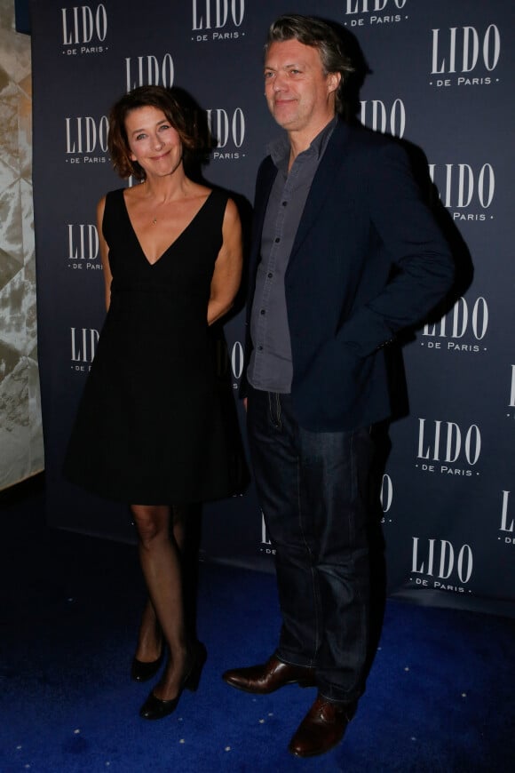 Isabelle Gelinas, Eric Viellard - Photocall à l'occasion de la présentation du nouveau spectacle du Lido "Paris Merveilles" à Paris, le 8 avril 2015.