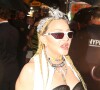 Madonna et son compagnon Ahlamalik Williams arrivent à la première de "Madame X", un documentaire sur la dernière tournée de la chanteuse à New York, le 23 septembre 2021. Madonna porte un diadème "Fuck You" et un collier avec l'nscription "Trust No Bitch"! 