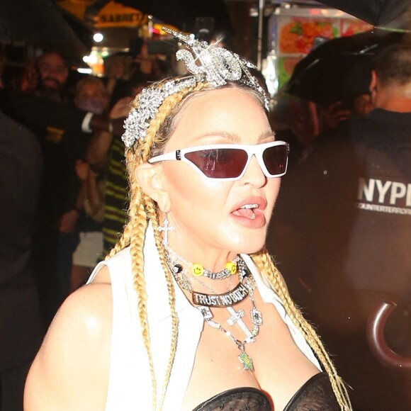 Madonna et son compagnon Ahlamalik Williams arrivent à la première de "Madame X", un documentaire sur la dernière tournée de la chanteuse à New York, le 23 septembre 2021. Madonna porte un diadème "Fuck You" et un collier avec l'nscription "Trust No Bitch"! 