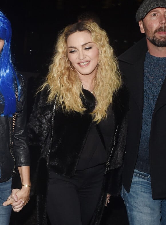 Madonna arrive avec une amie au restaurant M pour une soirée Halloween à Londres, le 28 octobre 2016 