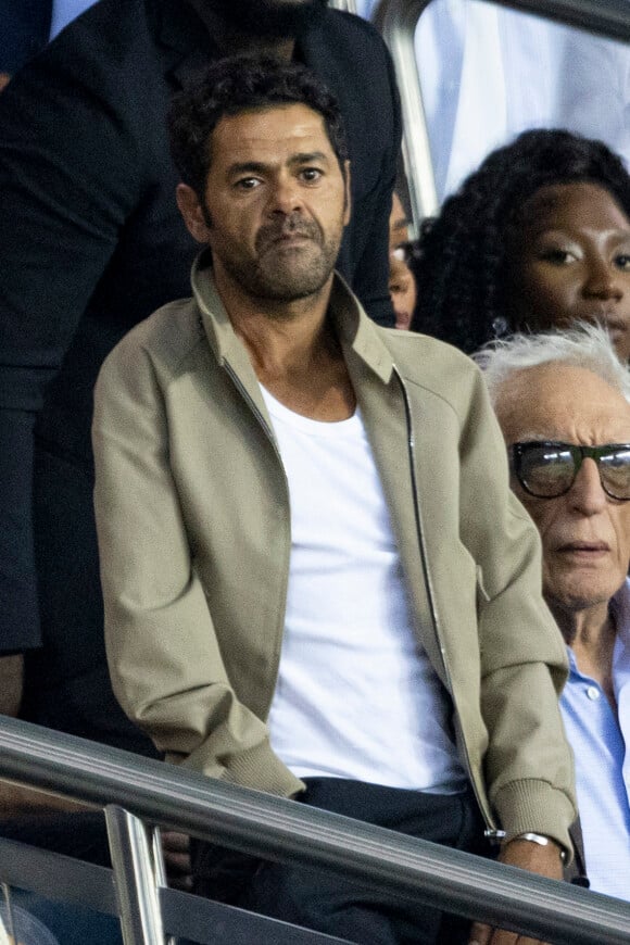 Jamel Debbouze, Gérard Darmon - People assistent au match aller de la Ligue des Champions entre le Paris Saint-Germain et la Juventus (2-1) au Parc des Princes à Paris le 6 septembre 2022. 
