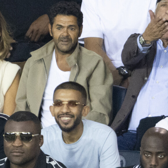 Mélissa Theuriau et son mari Jamel Debbouze,Gérard Darmon - People assistent au match aller de la Ligue des Champions entre le Paris Saint-Germain et la Juventus (2-1) au Parc des Princes à Paris le 6 septembre 2022. 