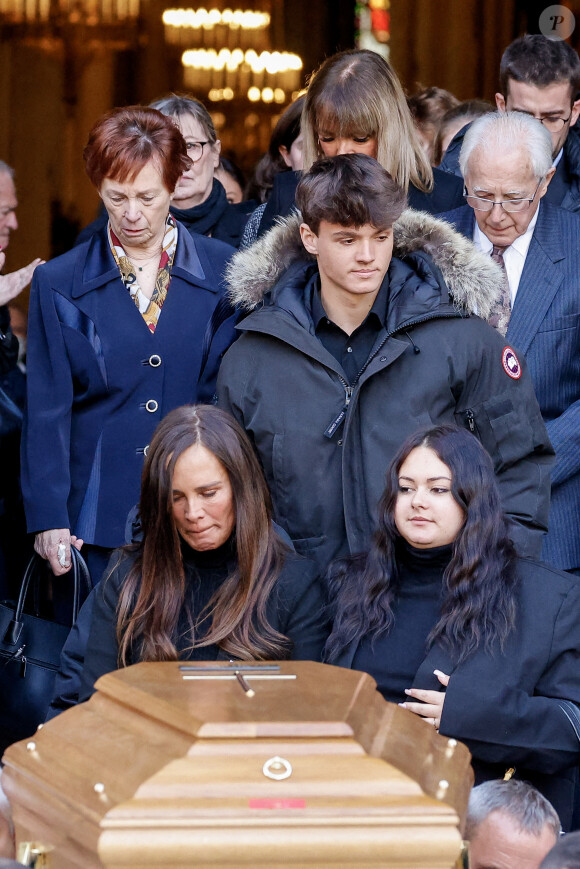 Nathalie Marquay et ses enfants Lou et Tom - La famille de Jean-Pierre Pernaut à la sortie des obsèques en la Basilique Sainte-Clotilde à Paris le 9 mars 2022. © Cyril Moreau/Bestimage.