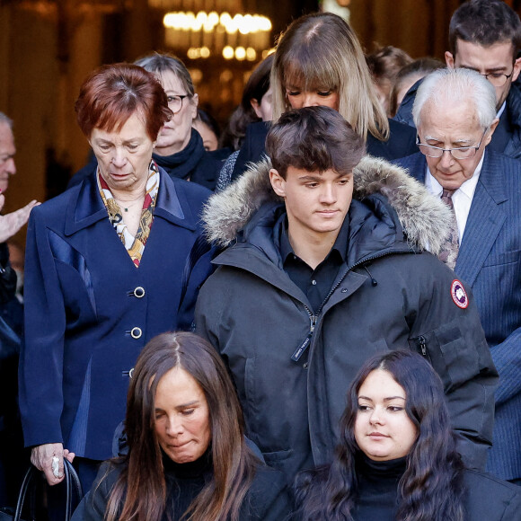 Nathalie Marquay et ses enfants Lou et Tom - La famille de Jean-Pierre Pernaut à la sortie des obsèques en la Basilique Sainte-Clotilde à Paris le 9 mars 2022. © Cyril Moreau/Bestimage.