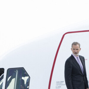 Le roi Felipe VI d'Espagne et la reine Letizia au départ de Madrid pour une visite de trois jours en Allemagne le 16 octobre 2022. 