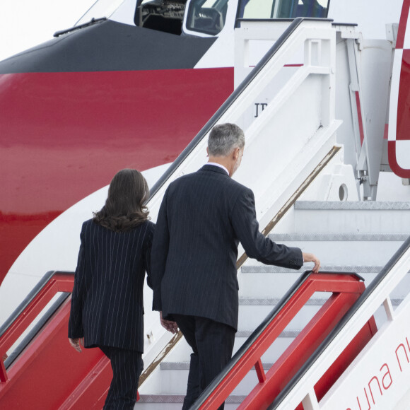 Le roi Felipe VI d'Espagne et la reine Letizia au départ de Madrid pour une visite de trois jours en Allemagne le 16 octobre 2022. 