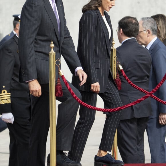 Le roi Felipe VI d'Espagne et la reine Letizia au départ de Madrid pour une visite de trois jours en Allemagne le 16 octobre 2022. 