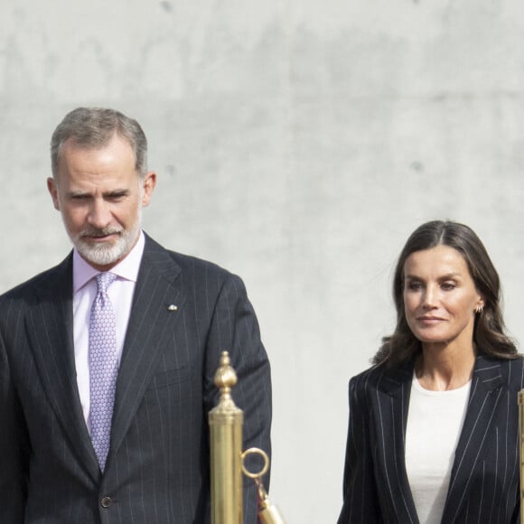 Le roi Felipe VI d'Espagne et la reine Letizia au départ de Madrid pour une visite de trois jours en Allemagne le 16 octobre 2022. 