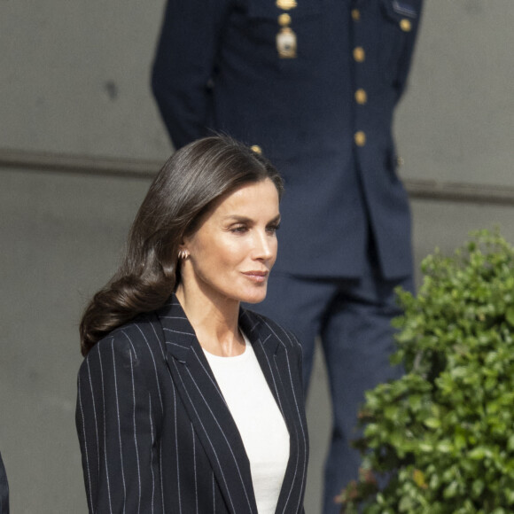 La reine Letizia d'Espagne au départ de Madrid pour une visite de trois jours en Allemagne le 16 octobre 2022. 