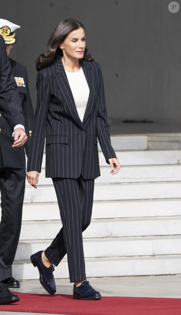 La reine Letizia d'Espagne au départ de Madrid pour une visite de trois jours en Allemagne le 16 octobre 2022. 