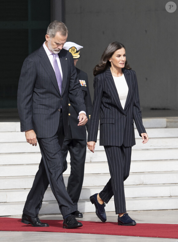 Le roi Felipe VI d'Espagne et la reine Letizia au départ de Madrid pour une visite de trois jours en Allemagne le 16 octobre 2022. 