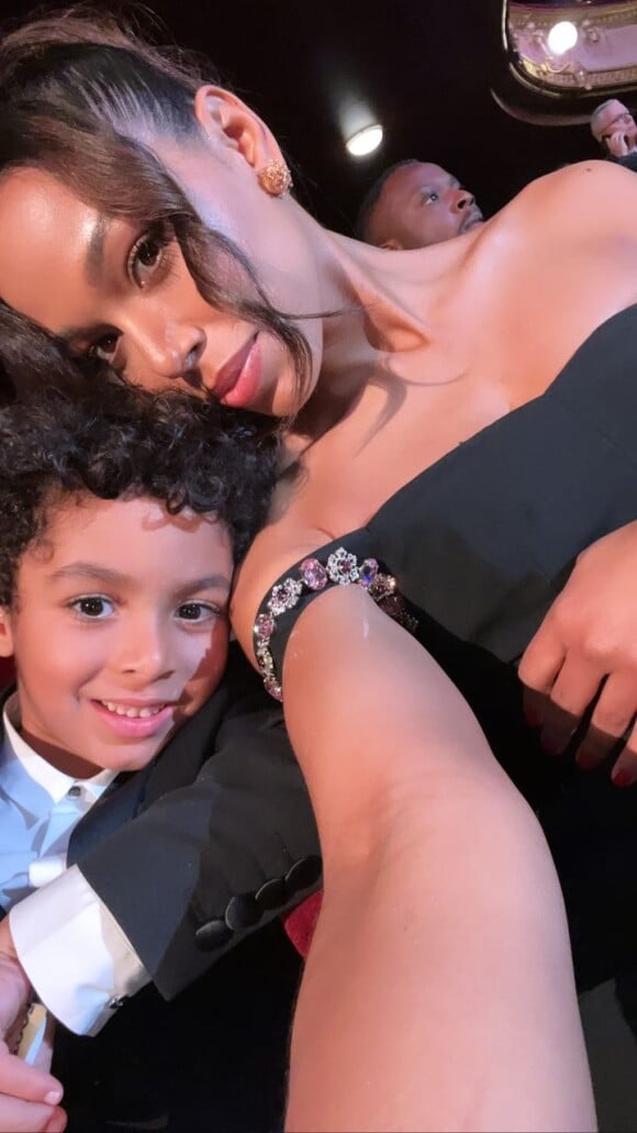 Cora Gauthier, l'ex-compagne de Karim Benzema, avec leur fils Ibrahim (5 ans) lors de la cérémonie du Ballon d'Or 2022 au théâtre du Châtelet, à Paris.