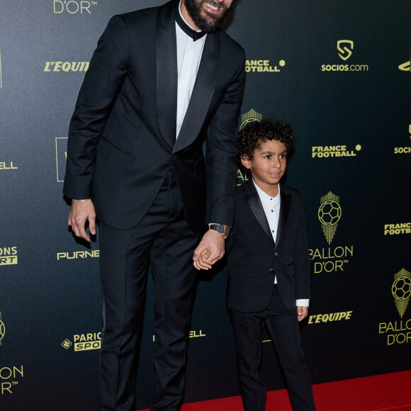 Karim Benzema et son fils Ibrahim - Photocall du 66ème Ballon d'Or au Théâtre du Chatelet à Paris le 17 octobre 2022. © Cyril Moreau/Bestimage 