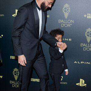 Karim Benzema et son fils Ibrahim - Photocall du 66ème Ballon d'Or au Théâtre du Chatelet à Paris le 17 octobre 2022. © Cyril Moreau/Bestimage 
