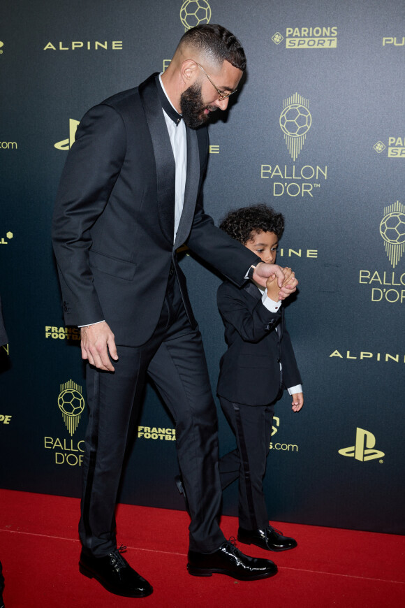 Karim Benzema et son fils Ibrahim - Photocall du 66ème Ballon d'Or au Théâtre du Chatelet à Paris le 17 octobre 2022. © Cyril Moreau/Bestimage 