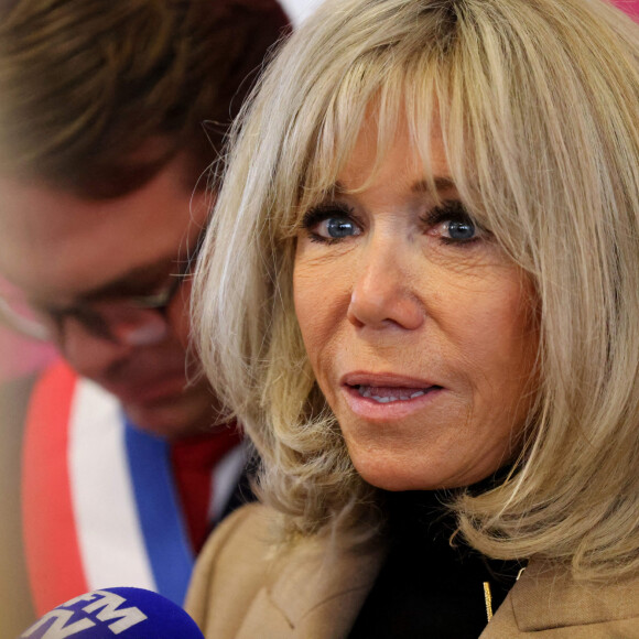 La Première Dame, Brigitte Macron, lit la dictée ELA, texte de Mohamed Mbougar SARR, "L'étoile qui n'avait pas sommeil", lauréat du Prix Goncourt 2021, aux collégiens d'une classe de 5ème pour la 19ème édition en soutien à l'Association Européenne de Leucodystrophie (ELA), au collège La Rose Blanche de Paris, France, le 17 octobre 2022. © Dominique Jacovides/Bestimage 