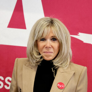 La Première Dame, Brigitte Macron, lit la dictée ELA, texte de Mohamed Mbougar SARR, "L'étoile qui n'avait pas sommeil", lauréat du Prix Goncourt, aux collégiens d'une classe de 5ème pour la 19ème édition en soutien à l'Association Européenne de Leucodystrophie (ELA), au collège La Rose Blanche de Paris, France. © Dominique Jacovides/Bestimage 