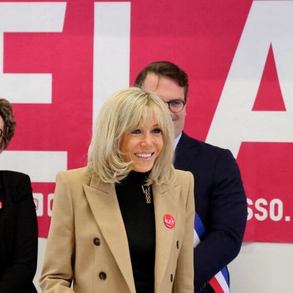 La Première Dame, Brigitte Macron, accompagnée deCrystelle Cottart, présidente d'ELA France et d'élus locaux , lit la dictée ELA, texte de Mohamed Mbougar SARR, "L'étoile qui n'avait pas sommeil", lauréat du Prix Goncourt 2021, aux collégiens d'une classe de 5ème pour la 19ème édition en soutien à l'Association Européenne de Leucodystrophie (ELA), au collège La Rose Blanche de Paris, France, le 17 octobre 2022. © Dominique Jacovides/Bestimage 