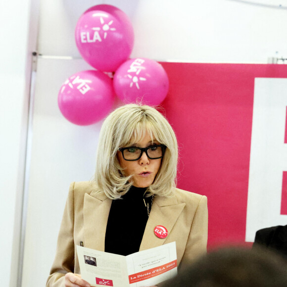 La Première Dame, Brigitte Macron, lit la dictée ELA, texte de Mohamed Mbougar SARR, "L'étoile qui n'avait pas sommeil", lauréat du Prix Goncourt 2021, aux collégiens d'une classe de 5ème pour la 19ème édition en soutien à l'Association Européenne de Leucodystrophie (ELA), au collège La Rose Blanche de Paris, France, le 17 octobre 2022. © Dominique Jacovides/Bestimage 