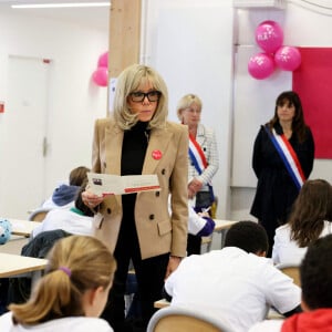 La Première Dame, Brigitte Macron, accompagnée deCrystelle Cottart, présidente d'ELA France et d'élus locaux , lit la dictée ELA, texte de Mohamed Mbougar SARR, "L'étoile qui n'avait pas sommeil", lauréat du Prix Goncourt 2021, aux collégiens d'une classe de 5ème pour la 19ème édition en soutien à l'Association Européenne de Leucodystrophie (ELA), au collège La Rose Blanche de Paris, France, le 17 octobre 2022. © Dominique Jacovides/Bestimage 