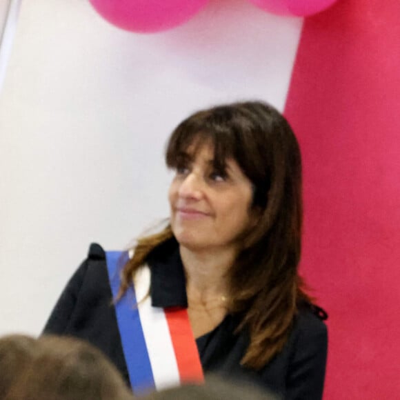 La Première Dame, Brigitte Macron, accompagnée de Crystelle Cottart, présidente d'ELA France et d'élus locaux, lit la dictée ELA, texte de Mohamed Mbougar SARR, "L'étoile qui n'avait pas sommeil", lauréat du Prix Goncourt 2021, aux collégiens d'une classe de 5ème pour la 19ème édition en soutien à l'Association Européenne de Leucodystrophie (ELA), au collège La Rose Blanche de Paris, France, le 17 octobre 2022. © Dominique Jacovides/Bestimage 