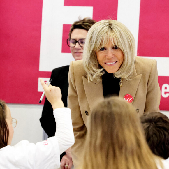 La Première Dame, Brigitte Macron, accompagnée de Crystelle Cottart, présidente d'ELA France et d'élus locaux, lit la dictée ELA, texte de Mohamed Mbougar SARR, "L'étoile qui n'avait pas sommeil", lauréat du Prix Goncourt 2021, aux collégiens d'une classe de 5ème pour la 19ème édition en soutien à l'Association Européenne de Leucodystrophie (ELA), au collège La Rose Blanche de Paris, France, le 17 octobre 2022. © Dominique Jacovides/Bestimage 