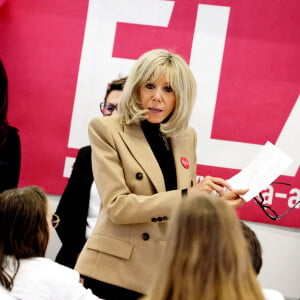 La Première Dame, Brigitte Macron, accompagnée de Crystelle Cottart, présidente d'ELA France et d'élus locaux, lit la dictée ELA, texte de Mohamed Mbougar SARR, "L'étoile qui n'avait pas sommeil", lauréat du Prix Goncourt 2021, aux collégiens d'une classe de 5ème pour la 19ème édition en soutien à l'Association Européenne de Leucodystrophie (ELA), au collège La Rose Blanche de Paris, France, le 17 octobre 2022. © Dominique Jacovides/Bestimage 