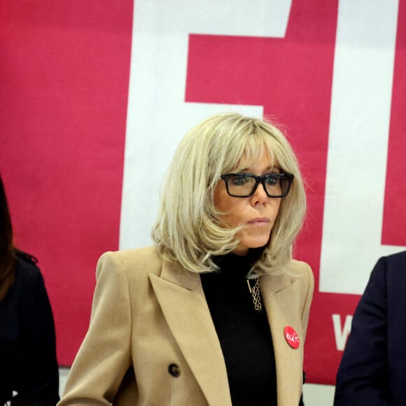 La Première Dame, Brigitte Macron, accompagnée d'élus locaux, lit la dictée ELA, texte de Mohamed Mbougar SARR, "L'étoile qui n'avait pas sommeil", lauréat du Prix Goncourt 2021, aux collégiens d'une classe de 5ème pour la 19ème édition en soutien à l'Association Européenne de Leucodystrophie (ELA), au collège La Rose Blanche de Paris, France, le 17 octobre 2022. © Dominique Jacovides/Bestimage 