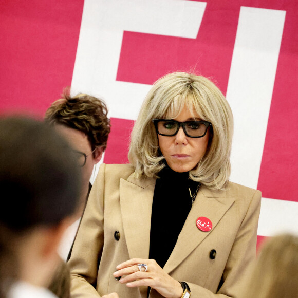 La Première Dame, Brigitte Macron, lit la dictée ELA, texte de Mohamed Mbougar SARR, "L'étoile qui n'avait pas sommeil", lauréat du Prix Goncourt 2021, aux collégiens d'une classe de 5ème pour la 19ème édition en soutien à l'Association Européenne de Leucodystrophie (ELA), au collège La Rose Blanche de Paris, France, le 17 octobre 2022. © Dominique Jacovides/Bestimage 