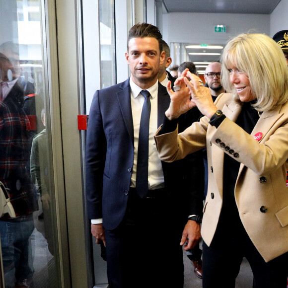 La Première Dame, Brigitte Macron, lit la dictée ELA, texte de Mohamed Mbougar SARR, "L'étoile qui n'avait pas sommeil", lauréat du Prix Goncourt 2021, aux collégiens d'une classe de 5ème pour la 19ème édition en soutien à l'Association Européenne de Leucodystrophie (ELA), au collège La Rose Blanche de Paris, France, le 17 octobre 2022. © Dominique Jacovides/Bestimage 