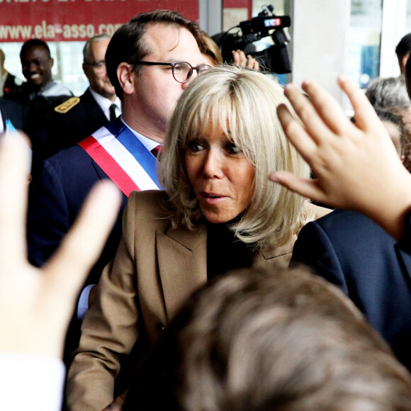 La Première Dame, Brigitte Macron, lit la dictée ELA, texte de Mohamed Mbougar SARR, "L'étoile qui n'avait pas sommeil", lauréat du Prix Goncourt 2021, aux collégiens d'une classe de 5ème pour la 19ème édition en soutien à l'Association Européenne de Leucodystrophie (ELA), au collège La Rose Blanche de Paris, France, le 17 octobre 2022. © Dominique Jacovides/Bestimage 