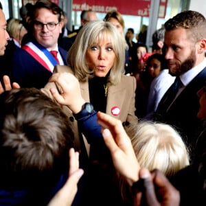 La Première Dame, Brigitte Macron, lit la dictée ELA, texte de Mohamed Mbougar SARR, "L'étoile qui n'avait pas sommeil", lauréat du Prix Goncourt 2021, aux collégiens d'une classe de 5ème pour la 19ème édition en soutien à l'Association Européenne de Leucodystrophie (ELA), au collège La Rose Blanche de Paris, France, le 17 octobre 2022. © Dominique Jacovides/Bestimage 