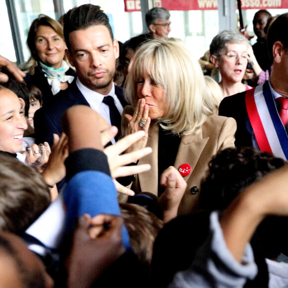 La Première Dame, Brigitte Macron, lit la dictée ELA, texte de Mohamed Mbougar SARR, "L'étoile qui n'avait pas sommeil", lauréat du Prix Goncourt 2021, aux collégiens d'une classe de 5ème pour la 19ème édition en soutien à l'Association Européenne de Leucodystrophie (ELA), au collège La Rose Blanche de Paris, France, le 17 octobre 2022. © Dominique Jacovides/Bestimage 