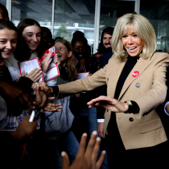 La Première Dame, Brigitte Macron, lit la dictée ELA, texte de Mohamed Mbougar SARR, "L'étoile qui n'avait pas sommeil", lauréat du Prix Goncourt 2021, aux collégiens d'une classe de 5ème pour la 19ème édition en soutien à l'Association Européenne de Leucodystrophie (ELA), au collège La Rose Blanche de Paris, France, le 17 octobre 2022. © Dominique Jacovides/Bestimage 