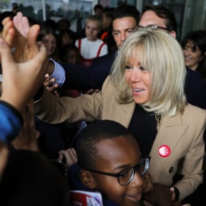 La Première Dame, Brigitte Macron, lit la dictée ELA, texte de Mohamed Mbougar SARR, "L'étoile qui n'avait pas sommeil", lauréat du Prix Goncourt 2021, aux collégiens d'une classe de 5ème pour la 19ème édition en soutien à l'Association Européenne de Leucodystrophie (ELA), au collège La Rose Blanche de Paris, France, le 17 octobre 2022. © Dominique Jacovides/Bestimage 