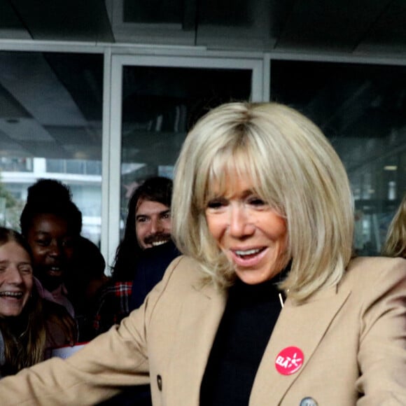 La Première Dame, Brigitte Macron, lit la dictée ELA, texte de Mohamed Mbougar SARR, "L'étoile qui n'avait pas sommeil", lauréat du Prix Goncourt 2021, aux collégiens d'une classe de 5ème pour la 19ème édition en soutien à l'Association Européenne de Leucodystrophie (ELA), au collège La Rose Blanche de Paris, France, le 17 octobre 2022. © Dominique Jacovides/Bestimage 