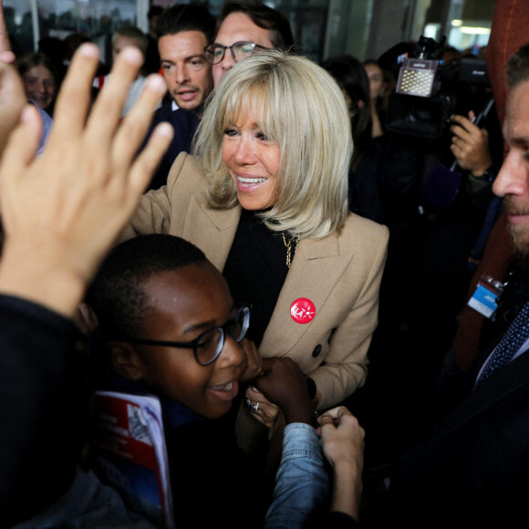 La Première Dame, Brigitte Macron, lit la dictée ELA, texte de Mohamed Mbougar SARR, "L'étoile qui n'avait pas sommeil", lauréat du Prix Goncourt 2021, aux collégiens d'une classe de 5ème pour la 19ème édition en soutien à l'Association Européenne de Leucodystrophie (ELA), au collège La Rose Blanche de Paris, France, le 17 octobre 2022. © Dominique Jacovides/Bestimage 