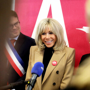 La Première Dame, Brigitte Macron, lit la dictée ELA, texte de Mohamed Mbougar SARR, "L'étoile qui n'avait pas sommeil", lauréat du Prix Goncourt 2021, aux collégiens d'une classe de 5ème pour la 19ème édition en soutien à l'Association Européenne de Leucodystrophie (ELA), au collège La Rose Blanche de Paris, France, le 17 octobre 2022. © Dominique Jacovides/Bestimage 