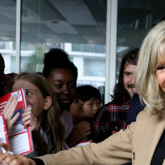 La Première Dame, Brigitte Macron, lit la dictée ELA, texte de Mohamed Mbougar SARR, "L'étoile qui n'avait pas sommeil", lauréat du Prix Goncourt 2021, aux collégiens d'une classe de 5ème pour la 19ème édition en soutien à l'Association Européenne de Leucodystrophie (ELA), au collège La Rose Blanche de Paris, France, le 17 octobre 2022. © Dominique Jacovides/Bestimage 