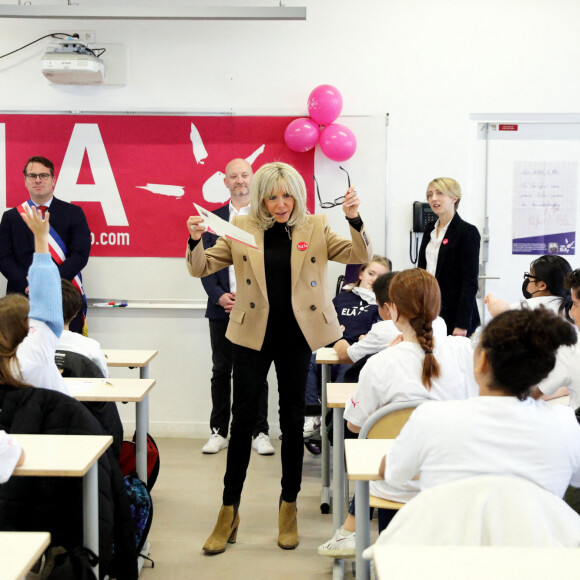 La Première Dame, Brigitte Macron, accompagnée de la petite Leonie, Crystelle Cottart, présidente d'ELA France et d'élus locaux , lit la dictée ELA, texte de Mohamed Mbougar SARR, "L'étoile qui n'avait pas sommeil", lauréat du Prix Goncourt 2021, aux collégiens d'une classe de 5ème pour la 19ème édition en soutien à l'Association Européenne de Leucodystrophie (ELA), au collège La Rose Blanche de Paris, France, le 17 octobre 2022. © Dominique Jacovides/Bestimage 