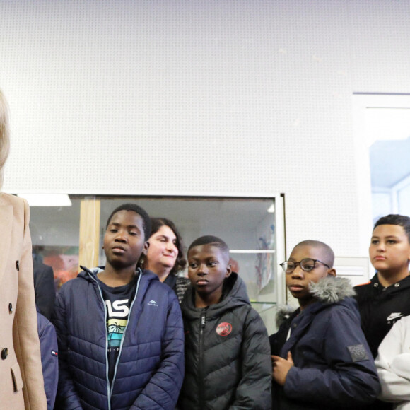 La Première Dame, Brigitte Macron, lit la dictée ELA, texte de Mohamed Mbougar SARR, "L'étoile qui n'avait pas sommeil", lauréat du Prix Goncourt 2021, aux collégiens d'une classe de 5ème pour la 19ème édition en soutien à l'Association Européenne de Leucodystrophie (ELA), au collège La Rose Blanche de Paris, France, le 17 octobre 2022. © Dominique Jacovides/Bestimage 