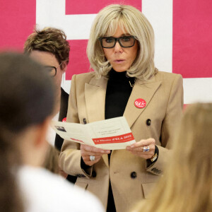 La Première Dame, Brigitte Macron, lit la dictée ELA, texte de Mohamed Mbougar SARR, "L'étoile qui n'avait pas sommeil", lauréat du Prix Goncourt 2021, aux collégiens d'une classe de 5ème pour la 19ème édition en soutien à l'Association Européenne de Leucodystrophie (ELA), au collège La Rose Blanche de Paris, France, le 17 octobre 2022. © Dominique Jacovides/Bestimage 