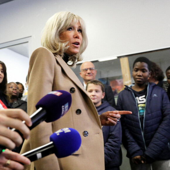 La Première Dame, Brigitte Macron, lit la dictée ELA, texte de Mohamed Mbougar SARR, "L'étoile qui n'avait pas sommeil", lauréat du Prix Goncourt 2021, aux collégiens d'une classe de 5ème pour la 19ème édition en soutien à l'Association Européenne de Leucodystrophie (ELA), au collège La Rose Blanche de Paris, France, le 17 octobre 2022. © Dominique Jacovides/Bestimage 