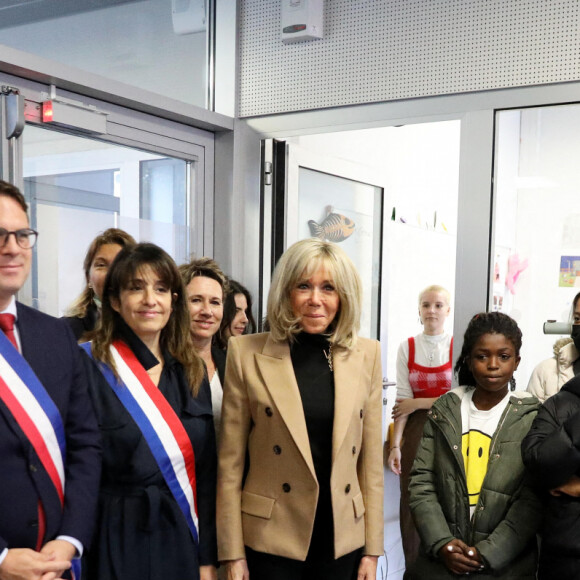 La Première Dame, Brigitte Macron, accompagnée deCrystelle Cottart, présidente d'ELA France et d'élus locaux , lit la dictée ELA, texte de Mohamed Mbougar SARR, "L'étoile qui n'avait pas sommeil", lauréat du Prix Goncourt 2021, aux collégiens d'une classe de 5ème pour la 19ème édition en soutien à l'Association Européenne de Leucodystrophie (ELA), au collège La Rose Blanche de Paris, France, le 17 octobre 2022. © Dominique Jacovides/Bestimage 