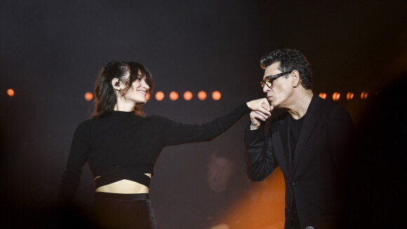 Marc Lavoine embrasse tendrement la main d'une sublime chanteuse... leur complicité brille sur scène !