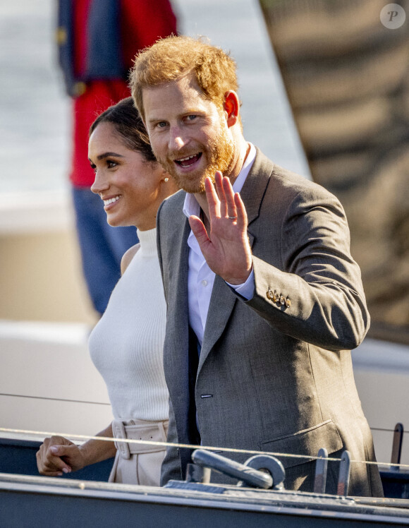 Le prince Harry, duc de Sussex et Meghan Markle, duchesse de Sussex lors d'un excursion en bateau sur le Rhin jusqu'à la Merkur Spiel-Arena dans le cadre de la visite du couple ducal de Sussex pour l'événement 'Invictus Games Düsseldorf - 2023 One Year to Go' à Düsseldorf, Allemagne, le 6 septembre 2022. 