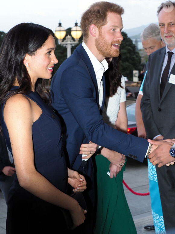 Le prince Harry, duc de Sussex, et Meghan Markle, duchesse de Sussex, sont accueillis par la Premiere ministre de Nouvelle-Zélande, Jacinda Ardern, au musée du mémorial de guerre d'Auckland, Nouvelle-Zélande, le 30 octobre 2018. 