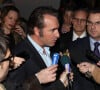 Jean Dujardin et Christian Flaesch (Directeur de la police judiciaire parisienne) - Remise du prix polar "Quai des Orfevres 2014" par l’acteur Jean Dujardin. Il s’est adressé aux médias afin de parler d'un article de VSD le décrivant comme dépressif depuis sa séparation d’avec Alexandra Lamy. Ces propos officialisent la séparation du couple. Le 12 novembre 2013