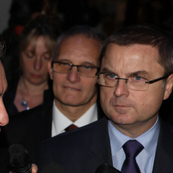 Jean Dujardin et Christian Flaesch (Directeur de la police judiciaire parisienne) - Remise du prix polar "Quai des Orfevres 2014" par l’acteur Jean Dujardin. Il s’est adressé aux médias afin de parler d'un article de VSD le décrivant comme dépressif depuis sa séparation d’avec Alexandra Lamy. Ces propos officialisent la séparation du couple. Le 12 novembre 2013